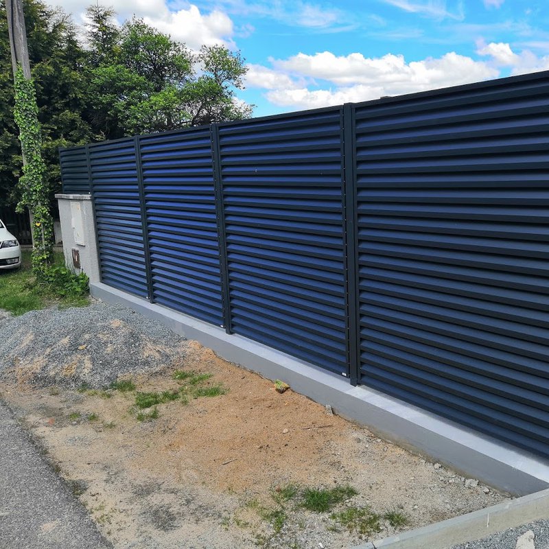 Hliníkový plot v ocelovém rámu